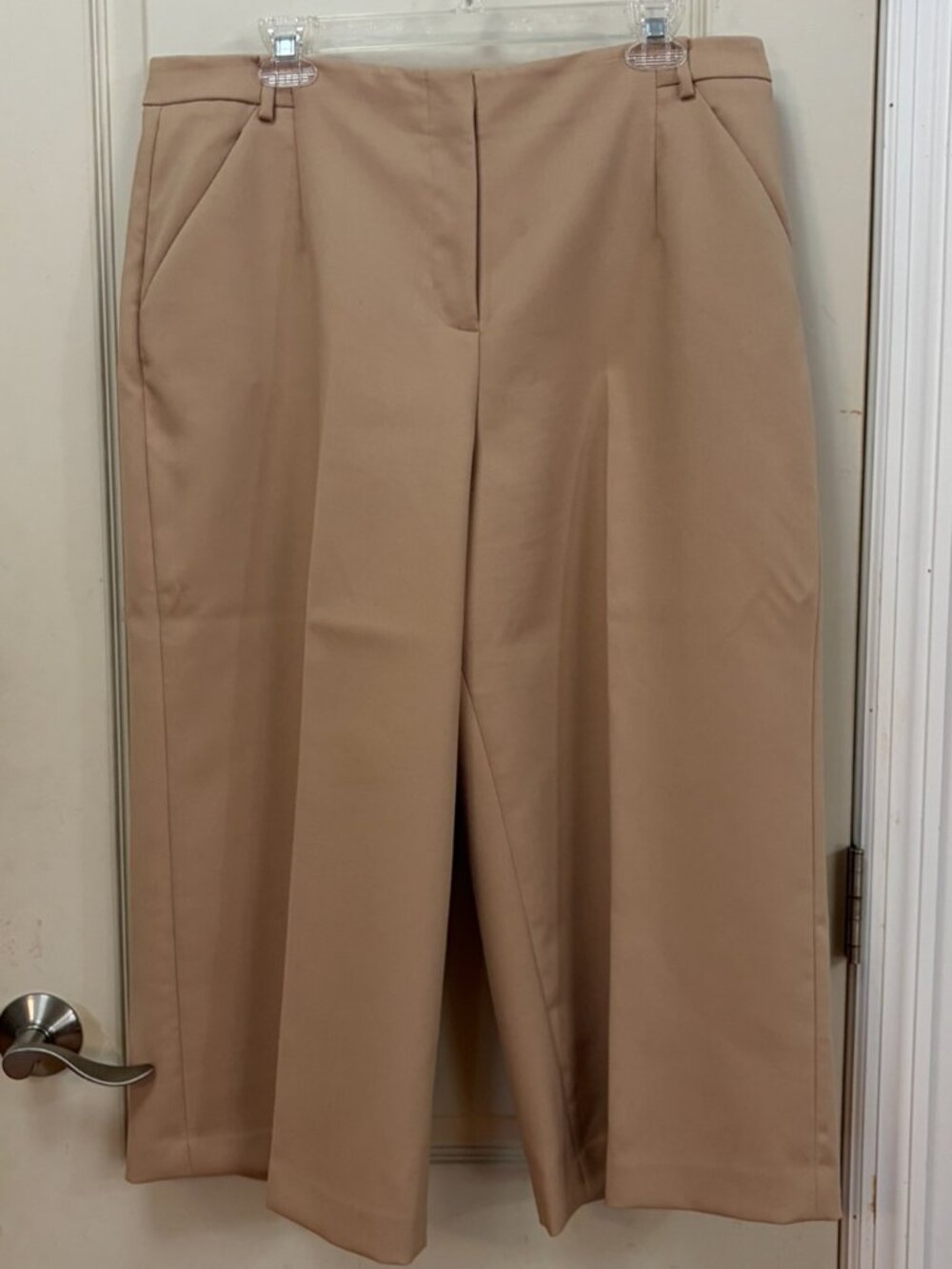 Vince Camuto Women's Size 14 77% Poly/20% Rayon/3% Spandex Wide leg Pants. Tan